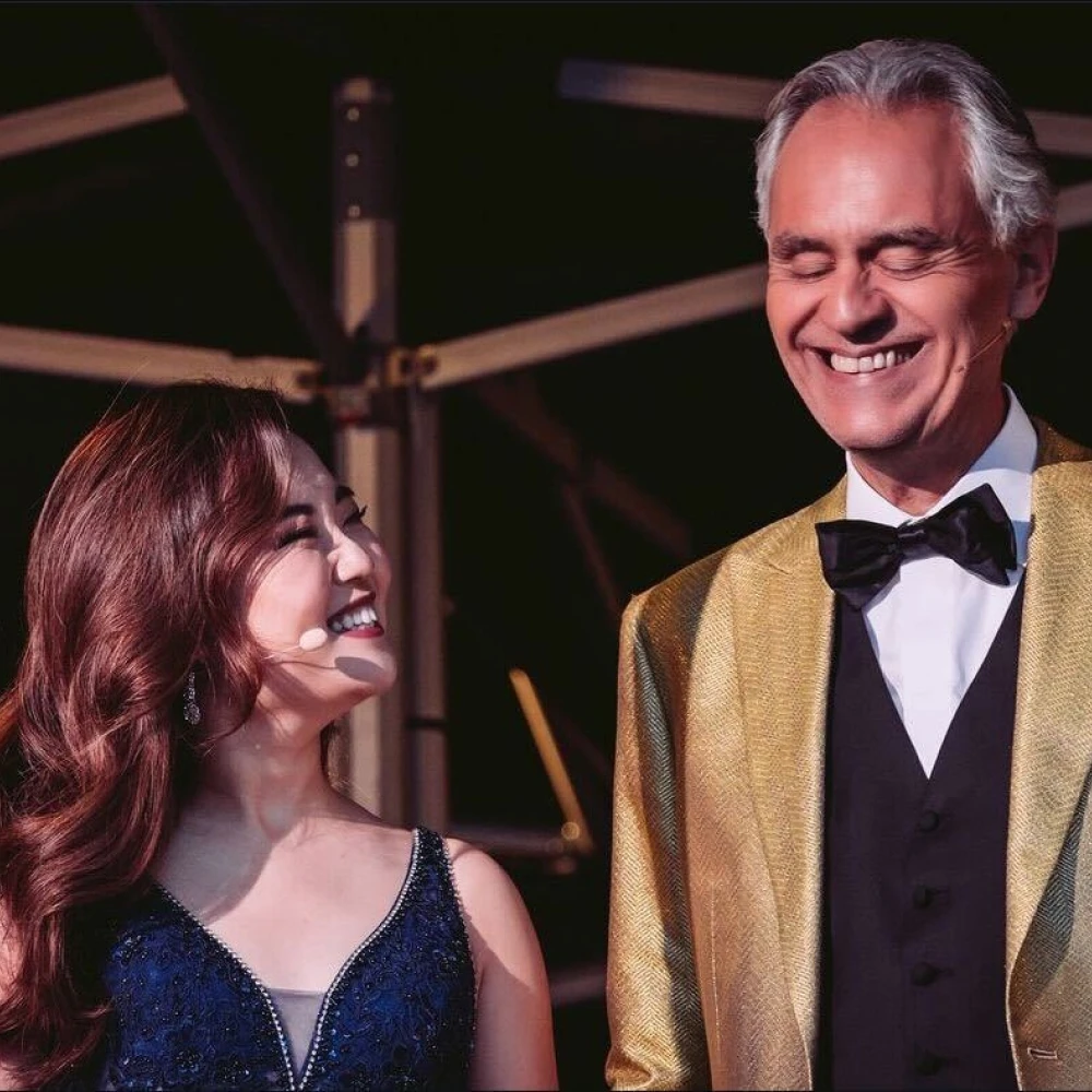 Andrea Bocelli and Henna Mun sing 'Tace il labbro'